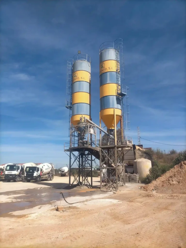 Instalación de producción de hormigón en Huelva con silos industriales